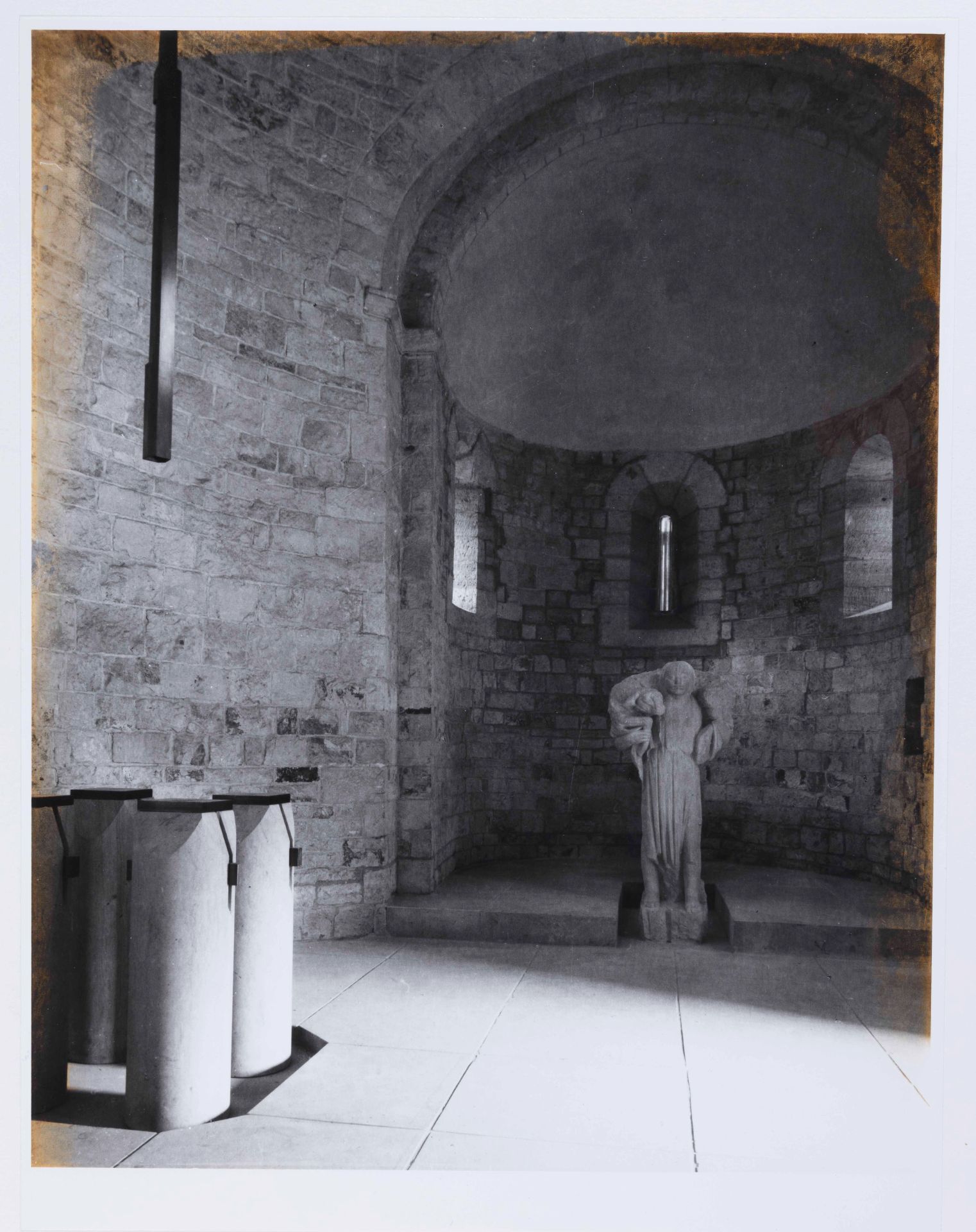 Památník českého státu v románské rotundě na hoře Říp, schránky na prsť