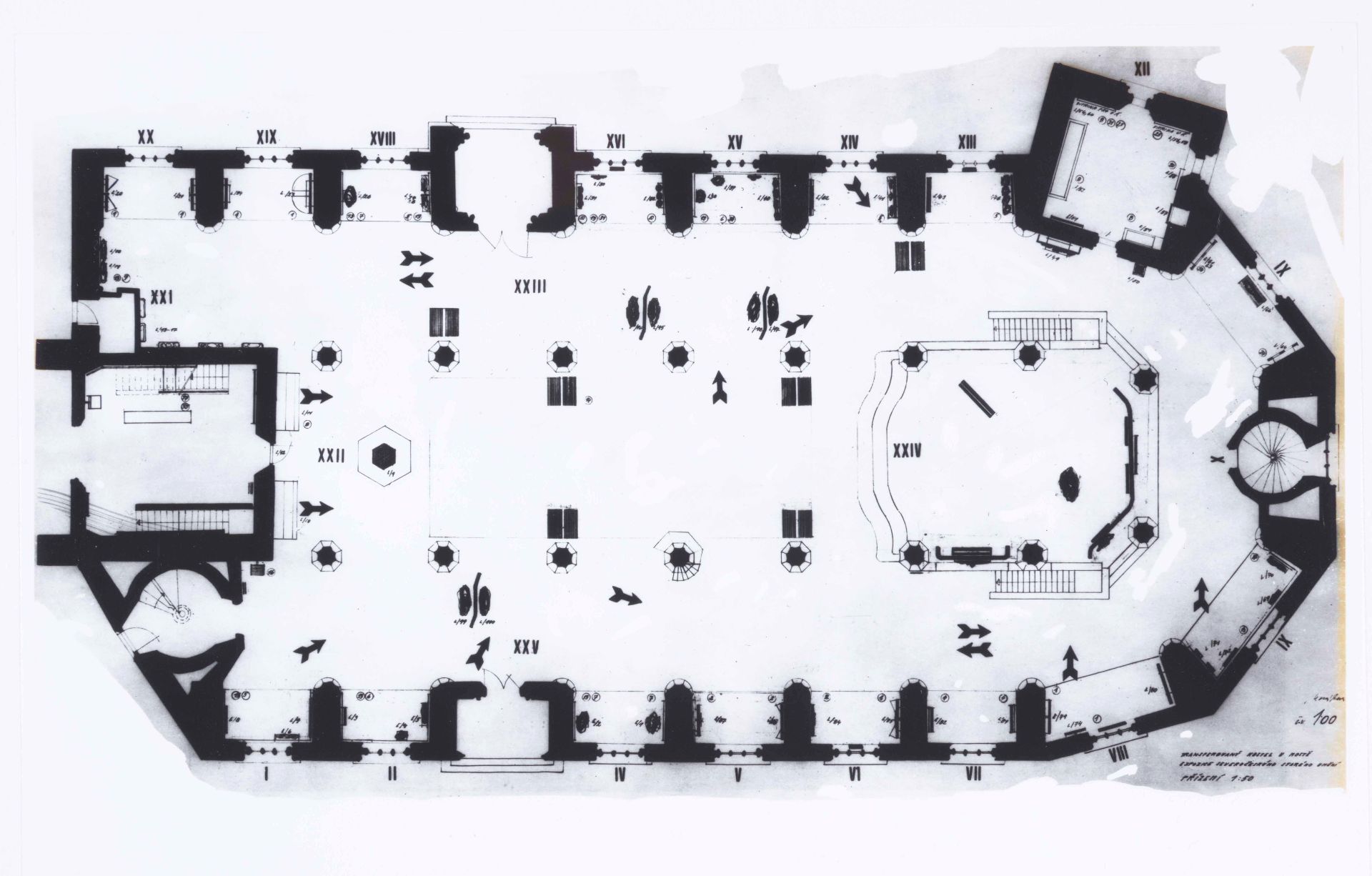 Expozice severočeského umění v interiéru přesunutého gotického kostela v Mostě, půdorys