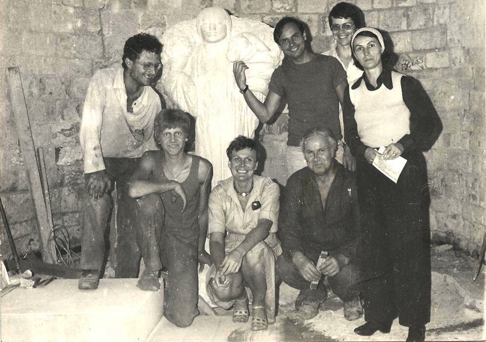 Říp, dokončování památníku, 1979, Archiv Zdenky Novákové Říp – památník