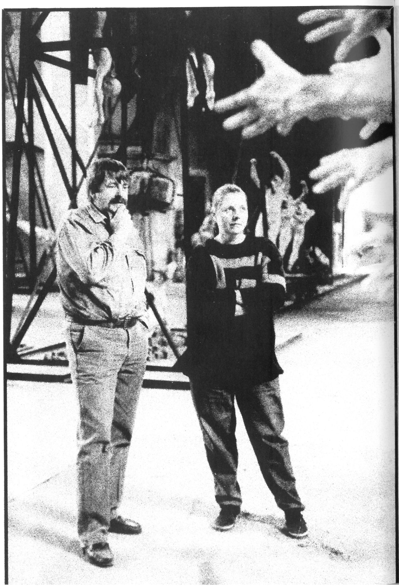 Daniela Fenclová s Peterem Orieškem při instalaci výstavy Barok a dnešek v Litoměřicích, 1992, repro: kat. výstavy D. Fenclová_Litoměřice