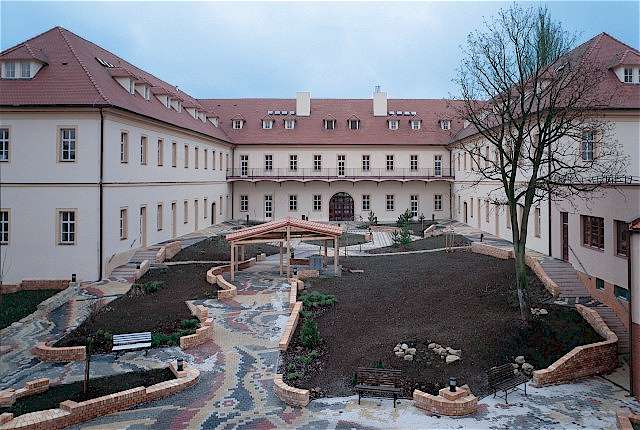 Areál pro seniory, Mladá Boleslav, objekt bývalých kasáren přestavěný na dům s pečovatelskou službou, foto: Hana Hamplová, archiv Vladimíry Axmannové Axmannová_Areál pro seniory v Mladé Boleslavi – přestavba objektu bývalých kasáren na dům s pečovatelskou službou, exteriér