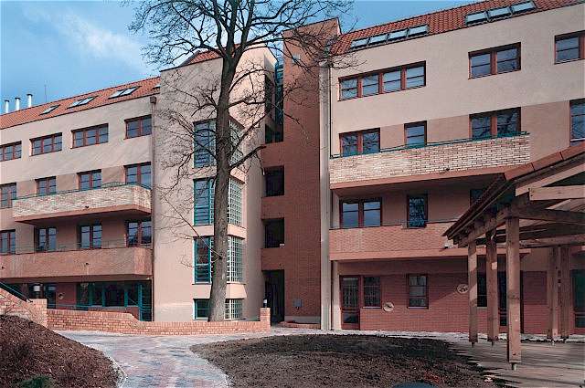 Areál pro seniory, Mladá Boleslav, novostavba domova důchodců, foto: Hana Hamplová, archiv Vladimíry Axmannové Axmannová_Areál pro seniory v Mladé Boleslavi – domov důchodců, exteriér