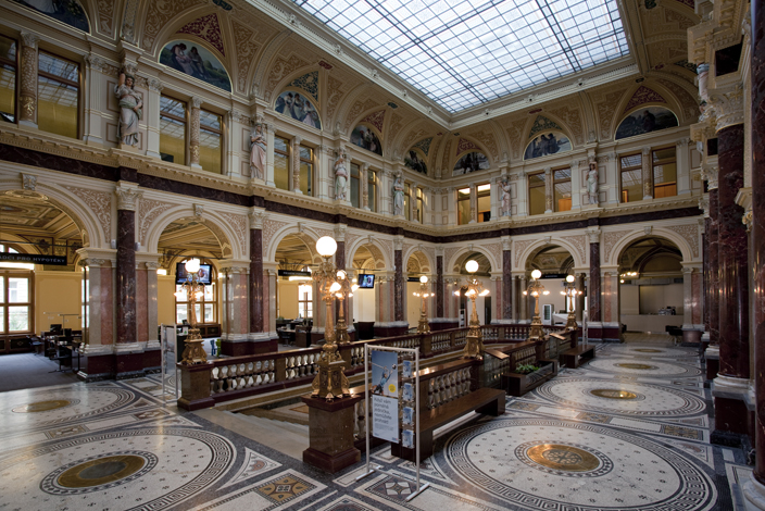 The central hall of the representative branch of Česká Spořitelna in Rytířská street, photo V. Stanko, archive of Gabriela Kaprálové Rytířská Palace – the flagship of Česká Spořitelna_Interior, hall