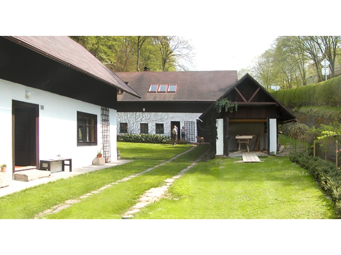The state of the house in Bohemian Paradise before reconstruction according to the ASGK studio project, archive of Gabriela Kapralová Dům v Českém ráji I_původní stav_exteriér_celek