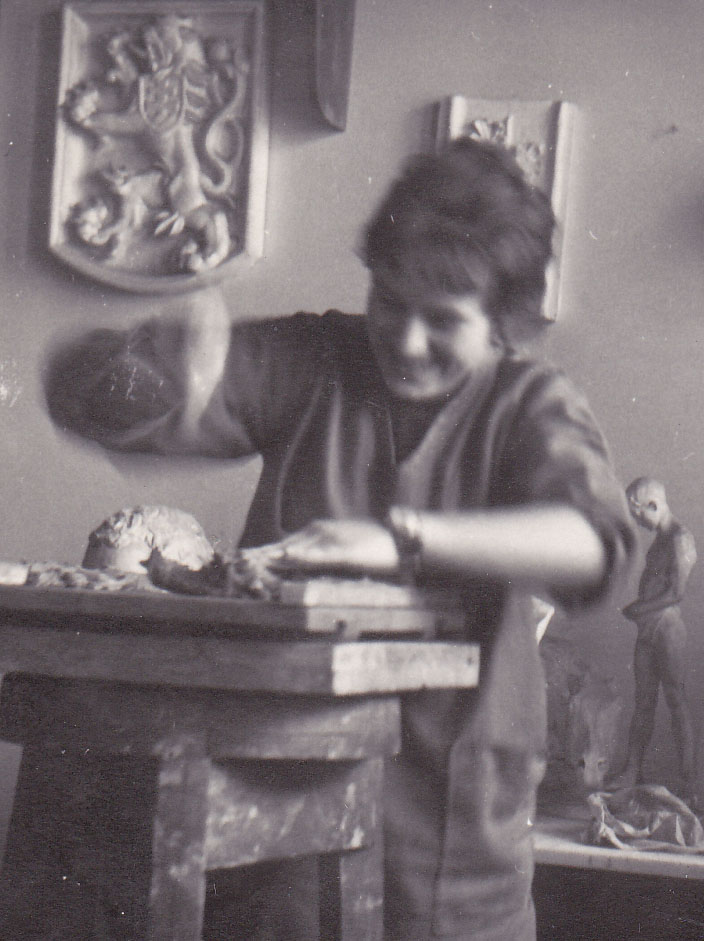 Jaromíra Šimoníková při modelování na fakultě architektury, 1960, archiv Jaromíry Šimoníkové Jaromíra Šimoníková modelování