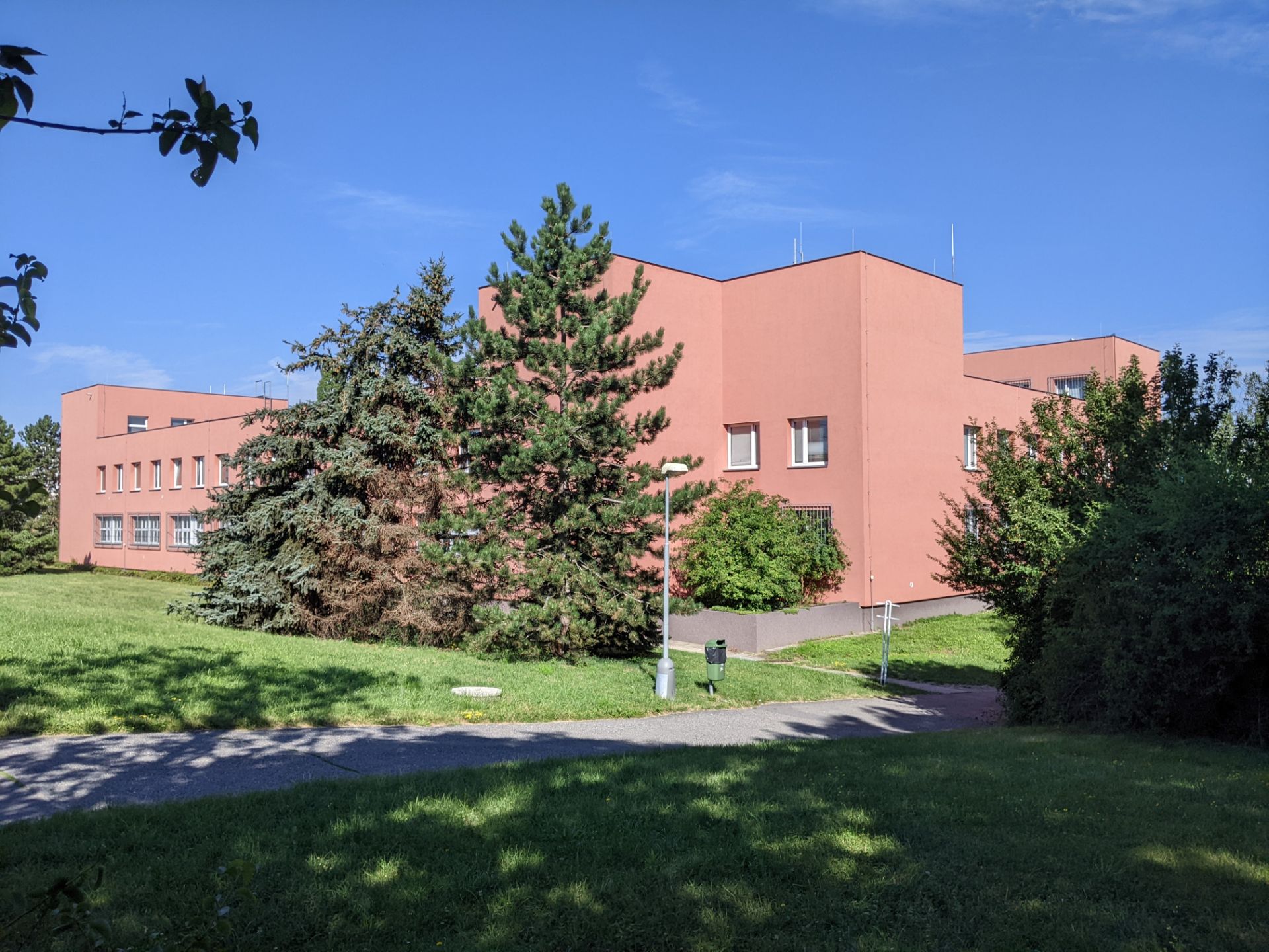 Federal Ministry of the Interior, Prague 11 - Horní Roztyly, after insulation, 2022, photo: Šárka Malošíková Rothbauerová_služebna_01