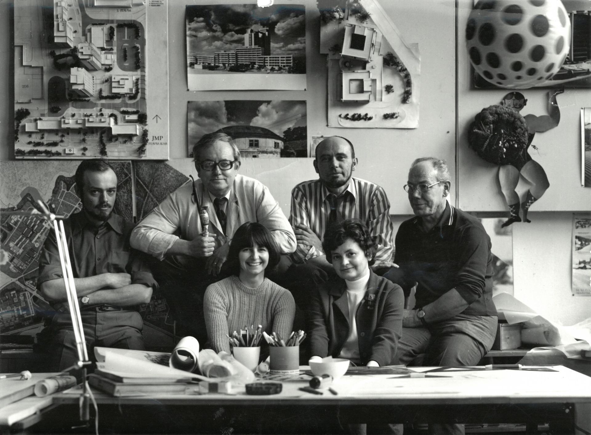 Ateliér Vladimíra Ježka PPÚ, 70. léta, zleva horní řada Ing. arch. Josef Klika, Ing. arch. Vladimír Ježek, Ing. arch. Jan Zelený, Vladimír Vorlíček, dolní řada Ing. arch. Vítězslava Rothbauerová a Irena Šenková, archiv Vítězslavy Rothbauerové Rothbauerová_foto_03