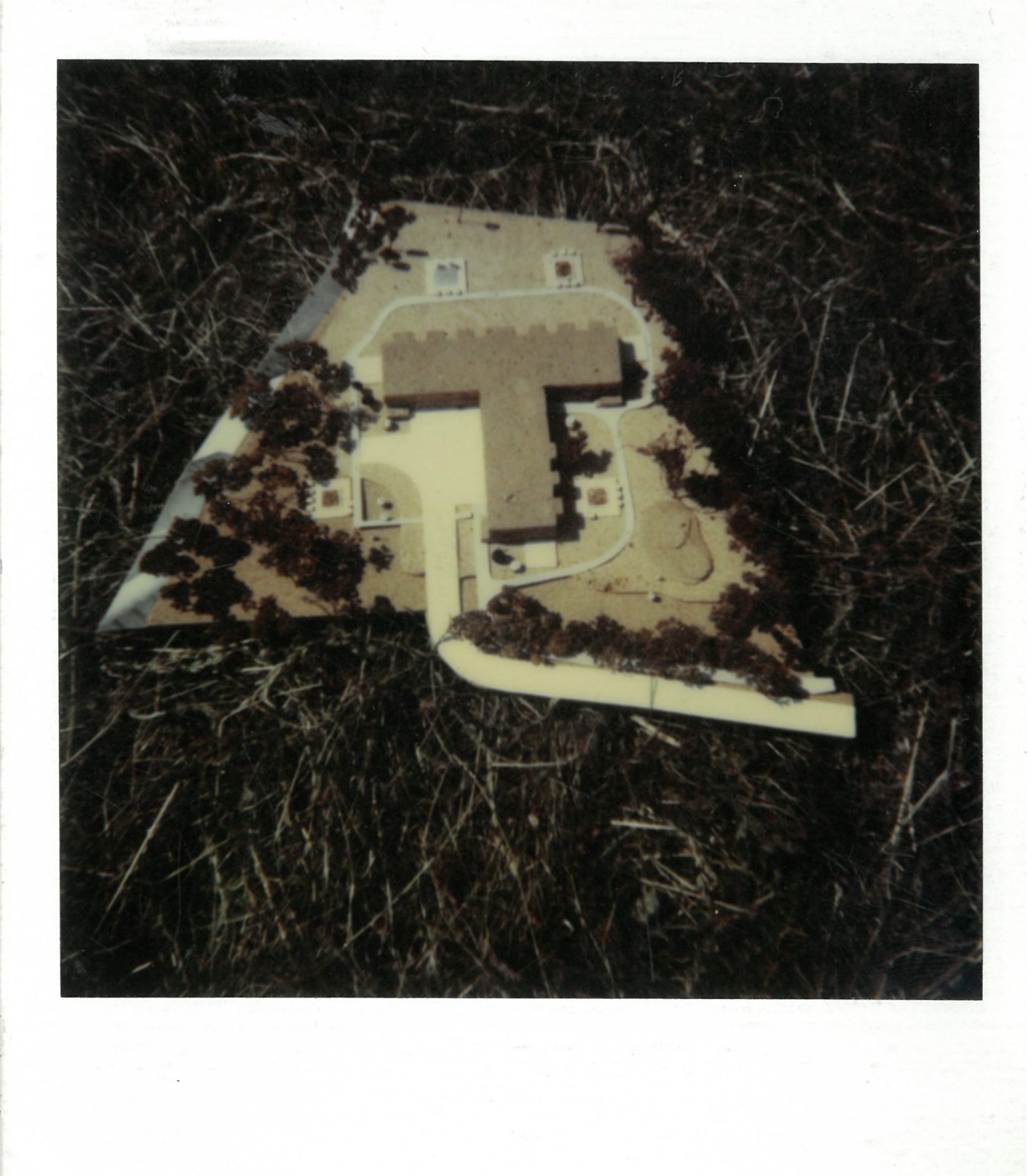 Paddling pool and ceramic elements in the exterior of the kindergarten, polaroid photo of the school model, archive of Marie Davidová Davidová_Štěchovice_model3
