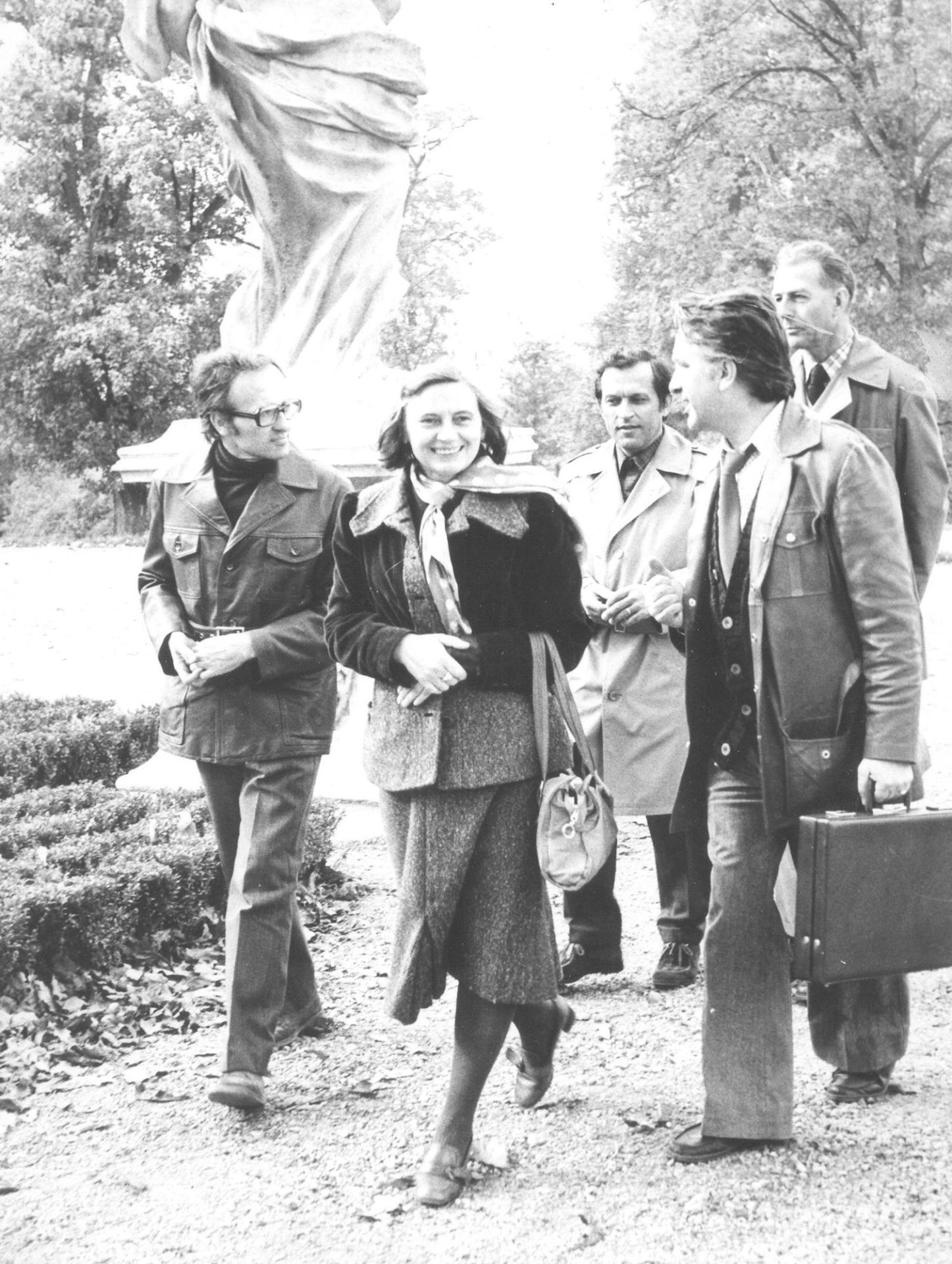 Zdena Zábrodská v zámecké zahradě ve Slavkově (vlevo Dušan Riedl) Zdena Zábrodská_04