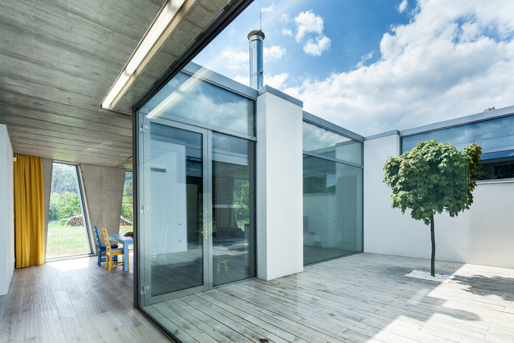 Martina Buřičová, Štěpán Kubíček, Novostavba nízkoenergetického rodinného domu, Štěchovice, interiér a atrium, 2014, foto: Andrea Thiel Lhotáková Buřičová_Štěchovice_2