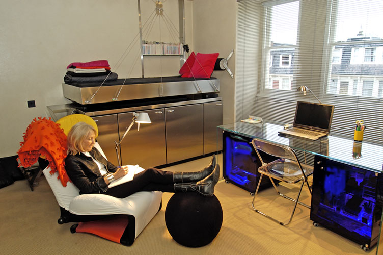 Eva Jiřičná ve svém bytě, 2006, archiv Evy Jiřičné Jiřičná_byt_2006
