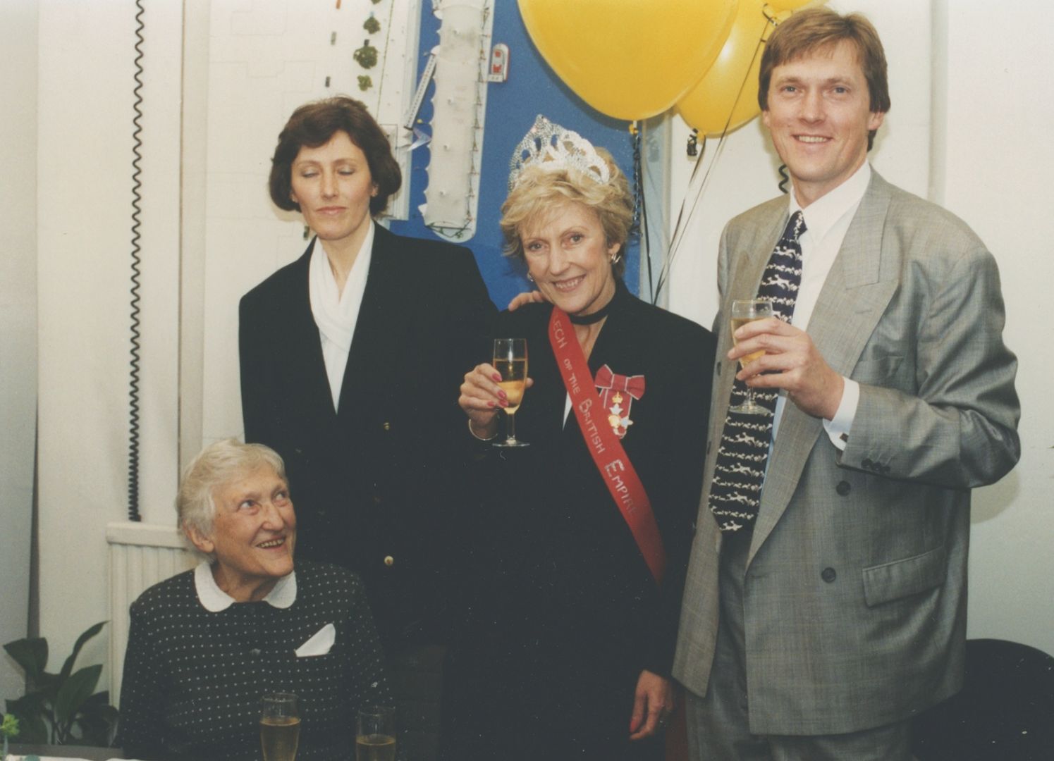 Eva Jiřičná s rodinou během oslavy po obdržení Řádu britského impéria, 1994, archiv Evy Jiřičné Jiřičná_vyznamenání_1994