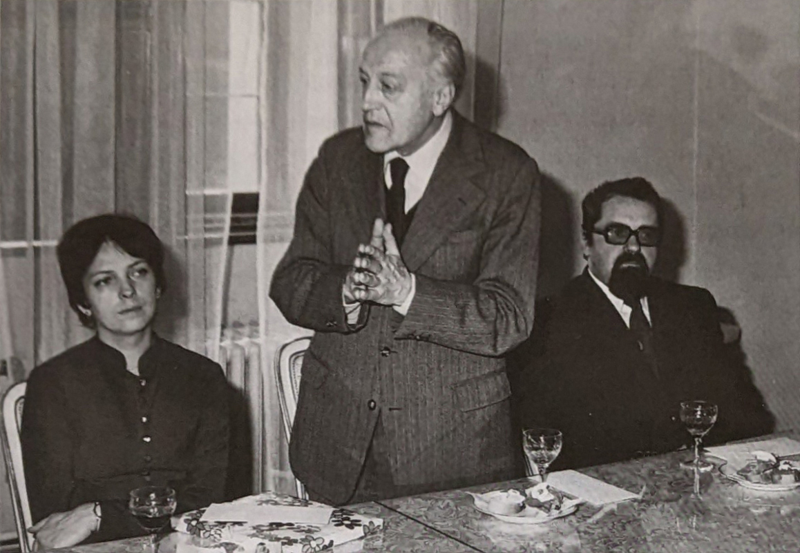 Mezinárodní sympozium ICOMOS/IFLA, Kroměříž a Praha, vlevo Olga Bašeová, uprostřed Emanuel Hruška, tehdejší prezident českého komitétu ICOMOS, 1977, archiv Olgy Bašeové Bašeová_04