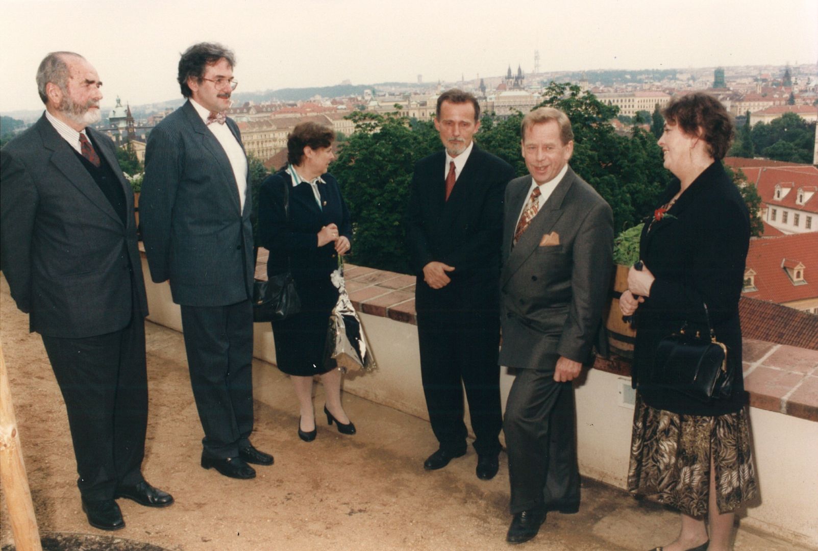 Znovuotevření Ledeburské zahrady,  zleva Pavel Tygrid, Pavel Jerie, Eliška Fučíková, Josef Šulc, Václav Havel a Olga Bašeová, 1997, archiv Olgy Bašeové Bašeová_06