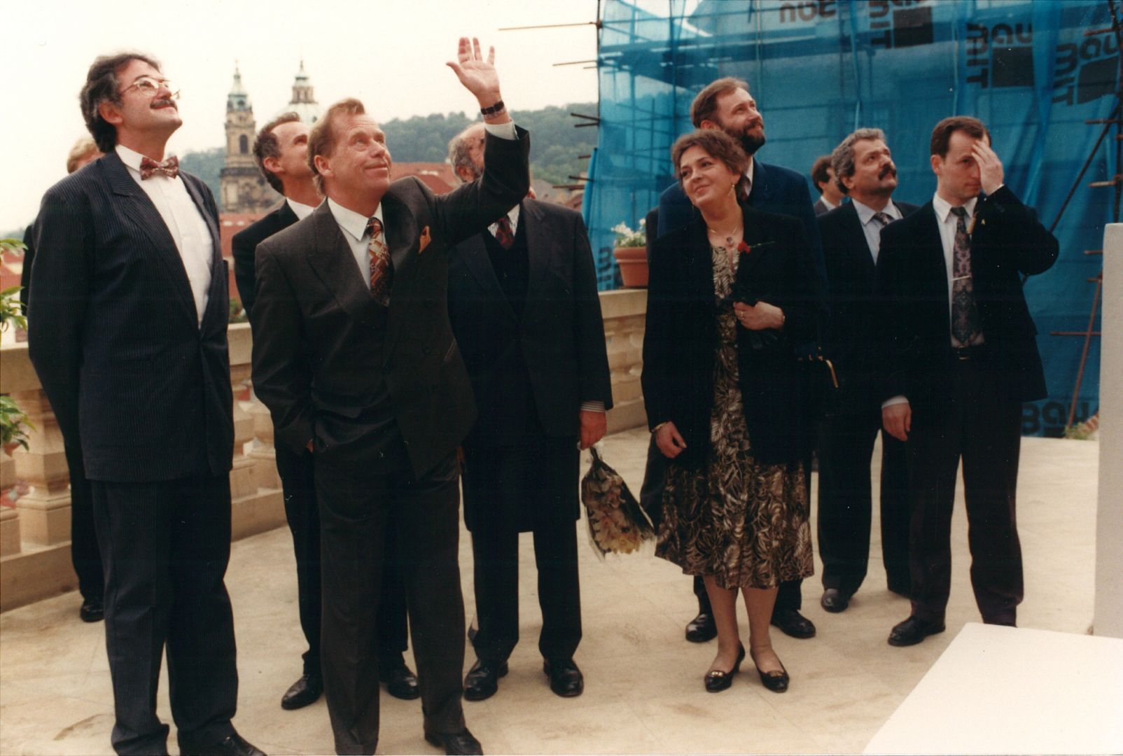 Znovuotevření Ledeburské zahrady, vlevo Pavel Jerie a Václav Havel, uprostřed Olga Bašeová, 1997, archiv Olgy Bašeové Bašeová_08