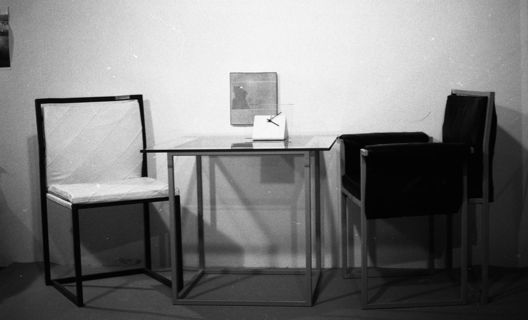 Návrh židlí, stolku a hodin, absolventské stipendium na VŠUP, celkové foto, 1988, archiv N. Vaníčkové Vaníčková_stipendium