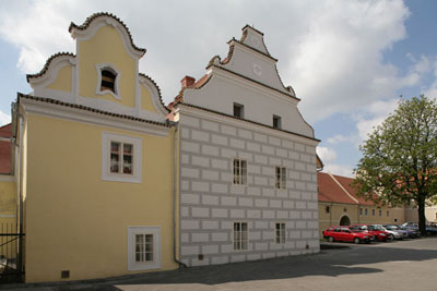 Axmannová_Muzeum Dobrovice – rekonstrukce a dostavba hospodářského dvora ze 16. století – uliční průčelí