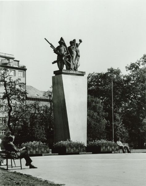 Architektonické a urbanistické řešení úprav náměstí Rudé armády (dnes Moravské náměstí) a sokl k plastice „Komunisté“, Brno